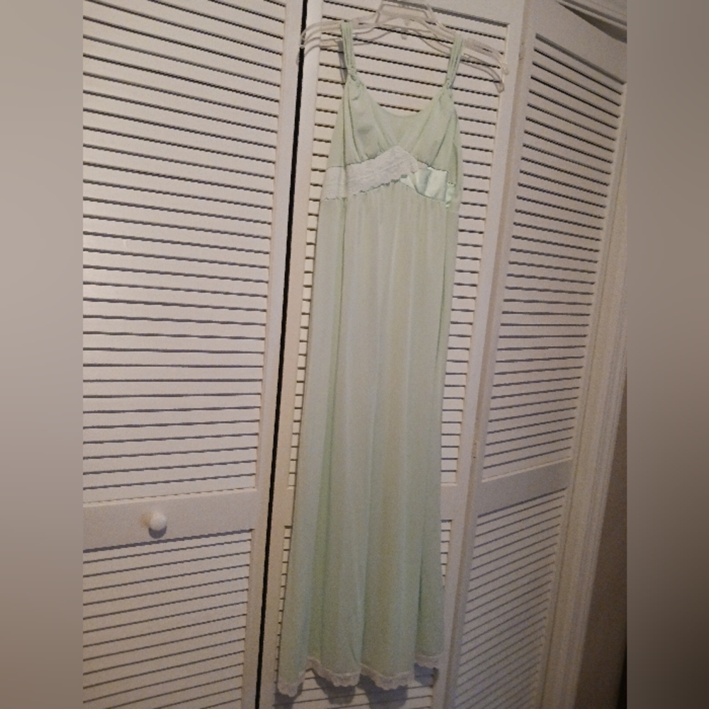 Vintage Long Shadowline Night Gown For Women Size Small. Mint Green In Color.GUC